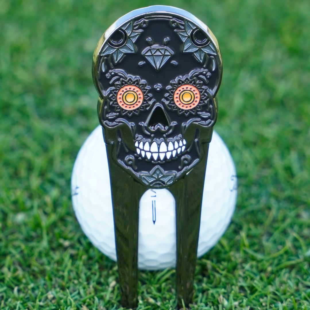 golf divot tool skull design in black