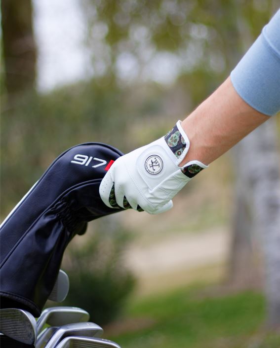 Cool golf glove with skulls design