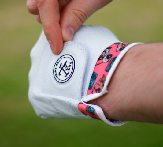 Leather golf glove with unique design